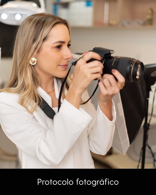 Registro profissional de Ana Luiza Cocate com câmera fotográfica