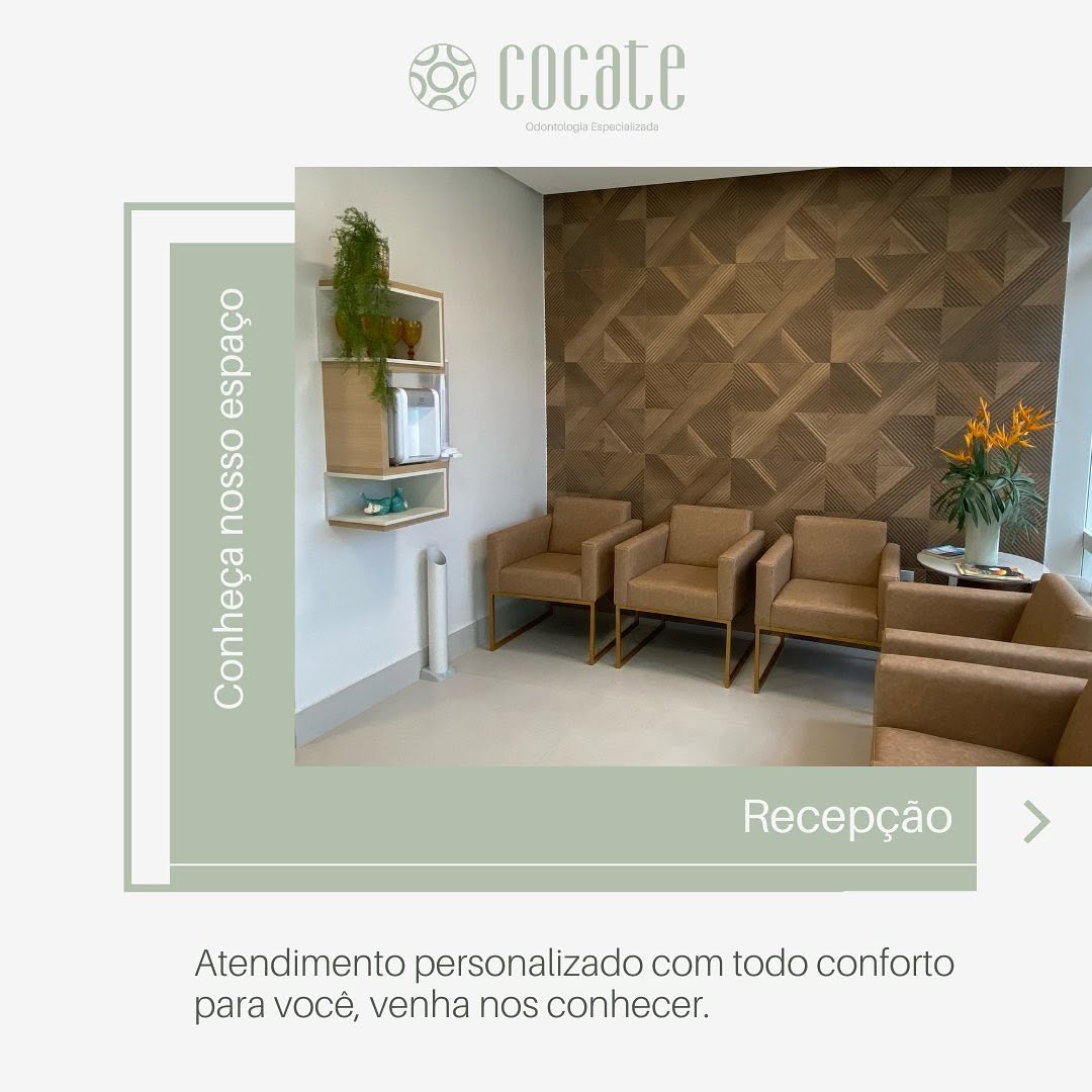 Sala de espera da Cocate, com poltronas, madeira e plantas